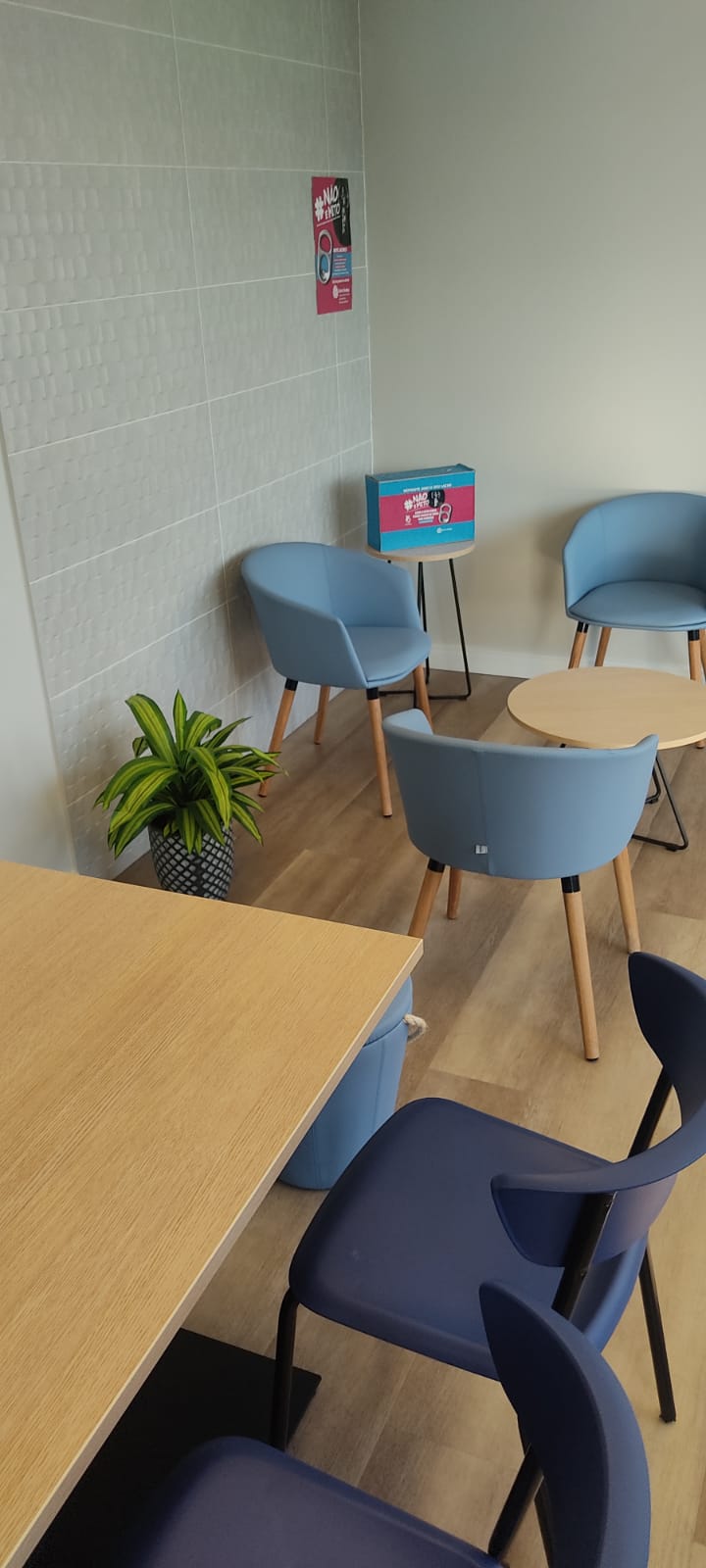 Sala de espera corporativa biofílica