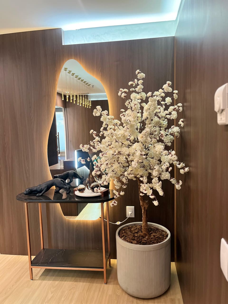 Lobby corporativo com cerejeira em flor — projeto Encantalar