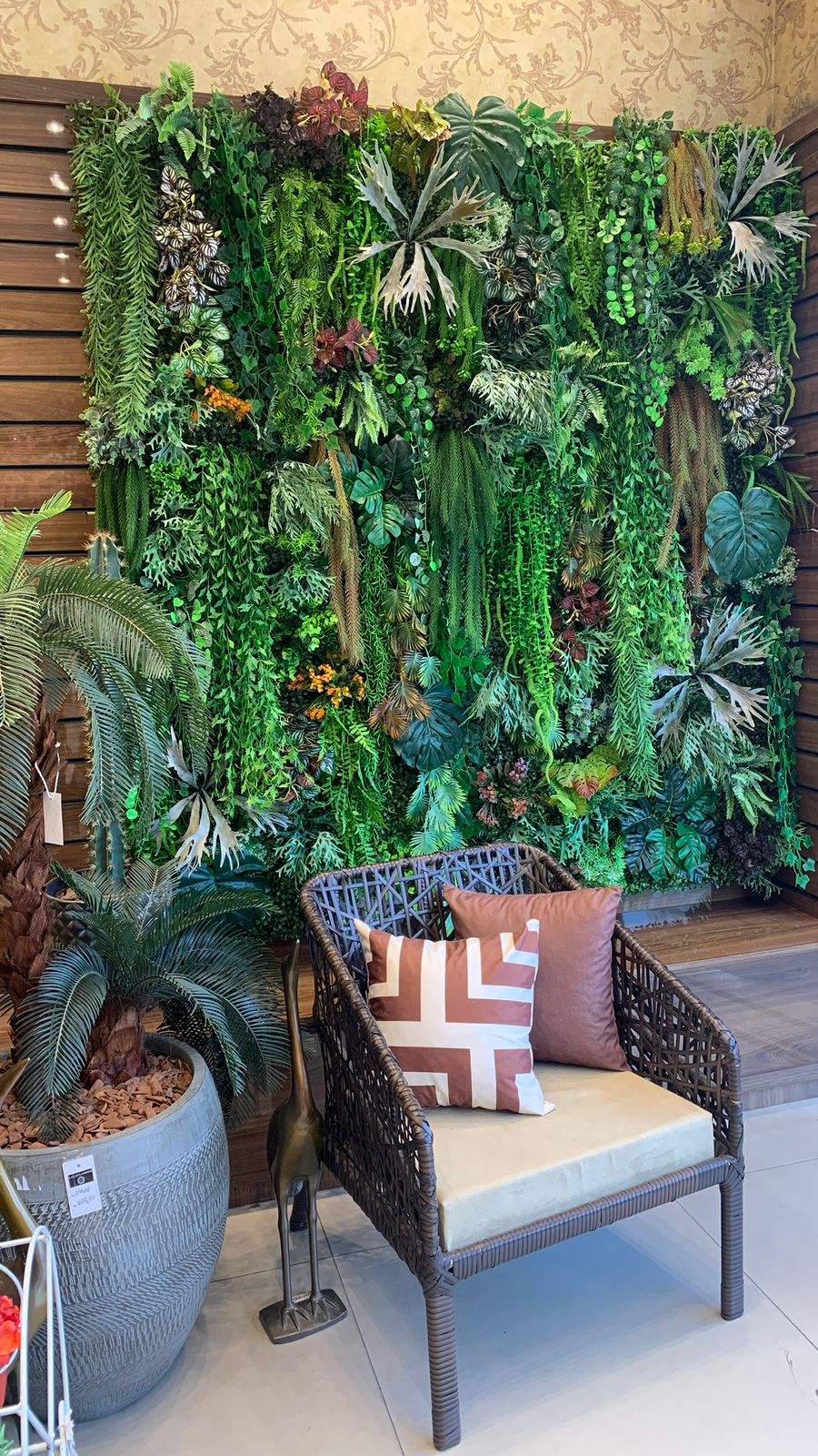 Plantas artificiais que parecem de verdade: como reconhecer o alto padrão (e o que entrega o realismo)